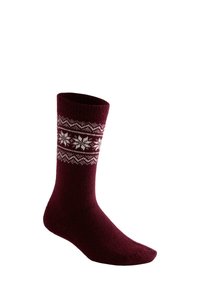 Bordowa wełniana skarpeta z białymi wzorami śnieżynek i zygzaków wokół łydki, prezentowana na białym tle.