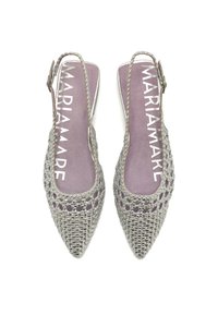 Chaussures à talon slingback argentées tissées avec des bouts pointus, présentant un dessus texturé et une semelle intérieure violette avec une marque. Fermeture par boucle au niveau du talon.
