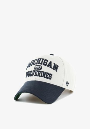 Biała i granatowa czapka bejsbolowa z haftem "Michigan Wolverines 1817" z przodu oraz logo "47" z boku.