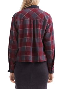 Rood en marineblauw geruite flanellen shirt met lange mouwen, knoopmanchetten en een gebogen zoom. Gestructureerde stof met een kraag en een rugplooi detail.
