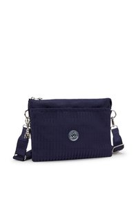 Borsa a tracolla rettangolare blu navy con tracolla regolabile, accessori in argento e una toppa logo circolare sul frontale.
