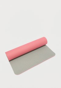 Στρώμα γιόγκα με ρολό άκρη σε ροζ, επίπεδη επιφάνεια σε γκρι με υφασματικό μοτίβο, μαλακό υλικό και στρογγυλεμένες γωνίες.