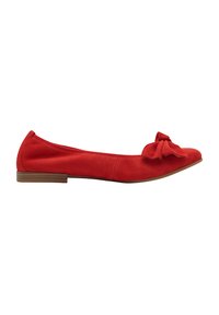 Bailarina de ante roja con un pequeño lazo en la punta, tacón bajo marrón y textura suave. Diseño clásico de puntera redondeada.