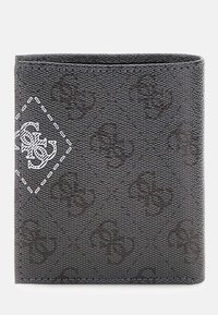Portafoglio nero con texture, decorato con un motivo logo in rilievo, presenta un contorno a diamante cucito in bianco con un logo al centro. Forma compatta e rettangolare.