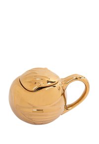 Teiera in ceramica dorata con corpo arrotondato, coperchio dettagliato e manico curvo. Texture liscia con semplici motivi lineari sulla superficie.