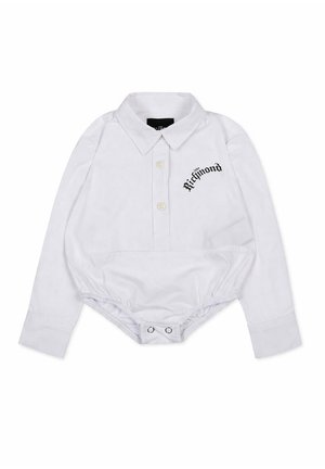 Białe, niemowlęce body z długim rękawem, kołnierzykiem, guzikami z przodu, zapięciem na zatrzaski w kroku oraz napisem „Richmond” na piersi.