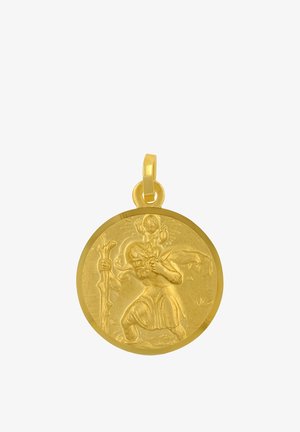 Pendentif rond en or représentant une personne portant un enfant sur ses épaules, tenant un bâton, avec une cape flottante en arrière-plan.