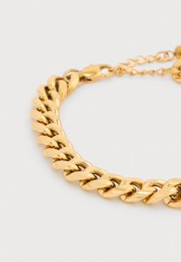 Βραχιόλι αλυσίδας από χρυσό με συνδεδεμένους κρίκους που έχουν ομαλή, λαμπερή υφή και κούμπωμα. Διακοσμημένο με ρυθμιζόμενη αλυσίδα για προσαρμογή μεγέθους.