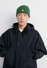 Carhartt WIP CHASE BEANIE UNISEX - Beanie - sycamore tree/gold