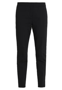 Zwarte op maat gemaakte slim-fit broek met een tailleband en zonder zichtbare zakken of versieringen, weergegeven op een witte achtergrond.