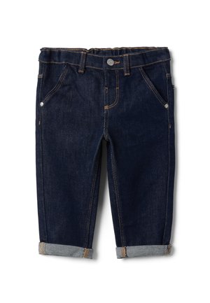 Dunkelblaue Babyjeans mit elastischem Bund, Vordertaschen, Metallknopf und aufgekrempelten Bündchen vor weißem Hintergrund.