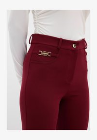 Sélectionné, Claret red