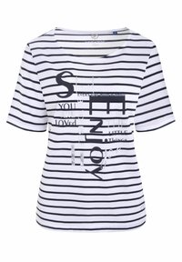 Gestreepte korte mouw shirt in wit en marineblauw. Bevat grafische tekst in verschillende lettertypen en groottes, met glanzende accenten op sommige letters.