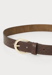 Cinturón de cuero marrón con un patrón texturizado, hebilla en tono dorado y forro interior suave. Mide aproximadamente 1.5 cm de ancho.