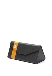 Schwarze, dreieckige Tasche aus Filz mit einem orangefarbenen Streifen und Logo. Verfügt über einen umklappbaren Verschluss und eine glatte Textur. Ideal für Accessoires.