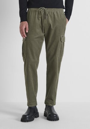 PHILIP REGULAR FIT IN WITH LOGOED BADGE - Pantalones cargo - olive