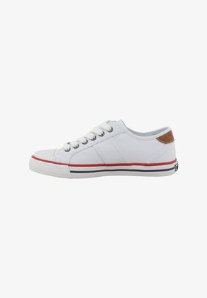 Witte lage canvas sneaker met witte veters, rode en marineblauwe strepen op de zool en een bruine leren accent op de hiel.