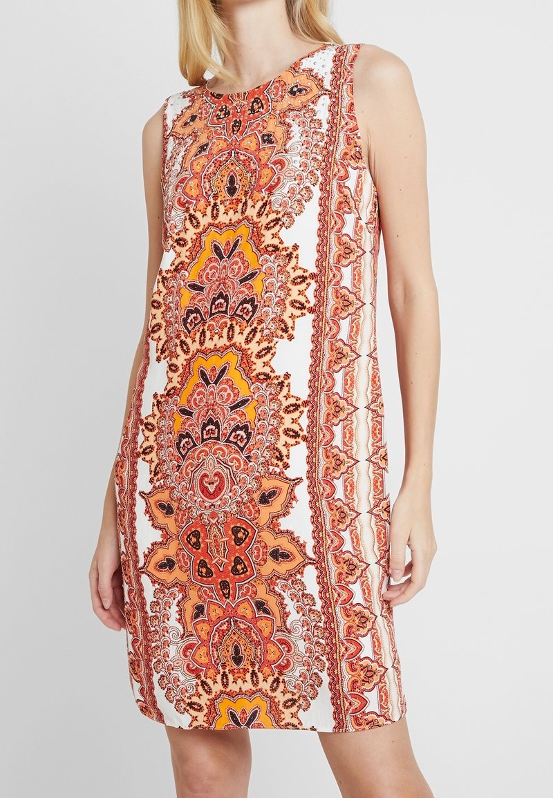Ärmelloses Kleid mit einem komplizierten orange-rot Paisley-Muster auf weißem Hintergrund, einem einfachen runden Ausschnitt und lockerer Passform.