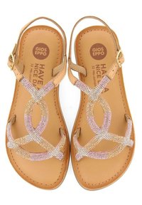 Sandalias de cuero marrón claro con un diseño de tiras, que presentan un embellishment de brillantes con un patrón entrecruzado y una correa ajustable en el tobillo.