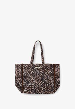 Sac fourre-tout avec motif léopard, deux poignées et bandes de finition verticales marron de chaque côté.