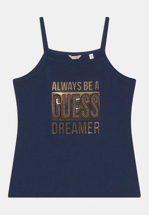 Haut sans manches bleu marine avec fines bretelles, présentant un texte doré et des clous formant l'inscription "Always be a GUESS Dreamer" sur le devant.