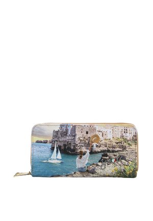 Portafoglio con un paesaggio marittimo che raffigura una donna con un cappello, barche a vela e edifici costieri, in colori tenui e con una texture liscia.