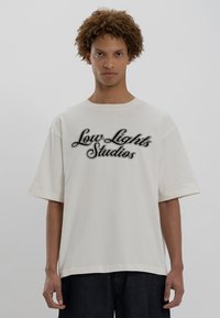 LOW LIGHTS STUDIOS® SHUTTER - Camiseta estampada - ecru