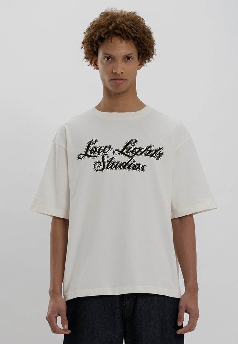LOW LIGHTS STUDIOS® SHUTTER - Potiskana majica - ecru