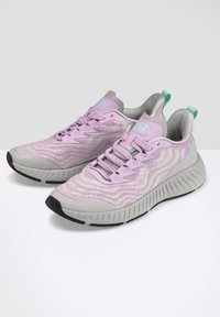 Sneaker atletici viola e grigi con una tomaia in tessuto testurizzato, suole imbottite e un design a motivi. Presentano chiusure con lacci e linguette per facilitare la calzata.