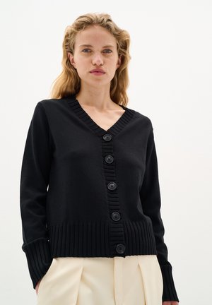 Schwarze Strickjacke mit V-Ausschnitt, geripptem Saum und Bündchen, mit sechs schwarzen Knöpfen auf der Vorderseite. Das Material hat eine glatte Textur.