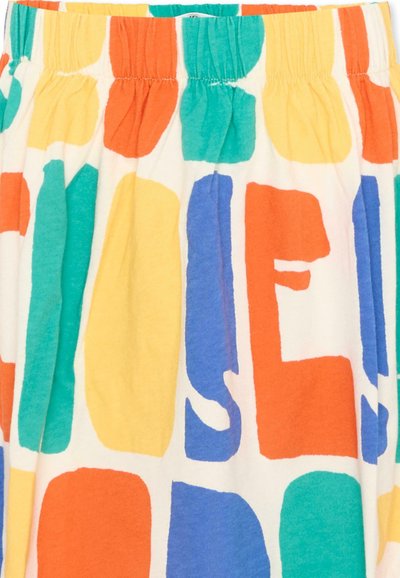 Tissu à taille élastique avec de grandes formes abstraites colorées en orange, jaune, bleu et sarcelle sur un fond blanc.