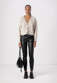 Aware VMGEMMA V-NECK VMA NOOS - Vesta na kopčanje - plaza taupe