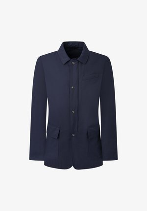 Granatowa bawełniana kurtka o uporządkowanym fasonie, z zapięciem na guziki z przodu, kieszenią na piersi, dwiema kieszeniami na przedzie oraz klasycznym kołnierzem.