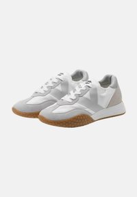 Sneakers athletic bianchi con una combinazione di texture liscia e scamosciata, suola con motivo a nido d'ape e chiusura con lacci.