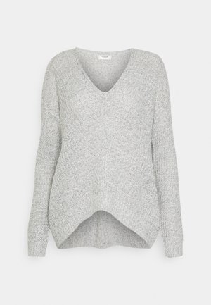 Suéter de punto gris claro con cuello en V, mangas largas y diseño de bajo asimétrico. Patrón texturizado con una sensación suave y acogedora.