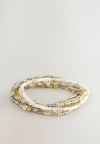Mehrstrangarmband mit runden und zylindrischen Perlen in Gold, Silber und Weiß, mit strukturierten Mustern und klaren Akzenten.