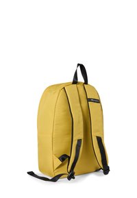 Żółty plecak z tkaniny z czarnymi paskami, prostokątny kształt, wyściełane plecy, uchwyt na górze i małe logo z przodu.