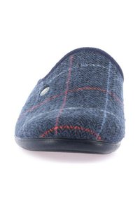 Pantofole blu navy con tomaia in lana testurizzata decorata da un motivo a quadretti rossi e bianchi, punta rotonda e suola in gomma nera.