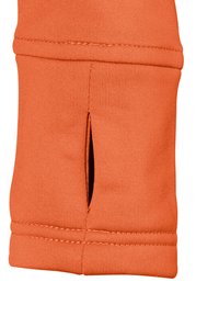 Orange strækstof med en tætsiddende design. Har en lille slids nær manchetterne og synlige sømdetaljer langs kanterne.