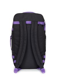 Zaino in tessuto nero con spallacci viola. Dotato di spallacci imbottiti, tasche laterali in rete e chiusura superiore con cerniera.