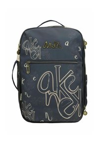 Grauer Rucksack mit weißen und goldenen, geschwungenen Logos. Verfügt über einen oberen Griff, Reißverschlussfächer und einen glatten, strukturierten Stoff.