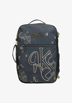 Grauer Rucksack mit weißen und goldenen, geschwungenen Logos. Verfügt über einen oberen Griff, Reißverschlussfächer und einen glatten, strukturierten Stoff.