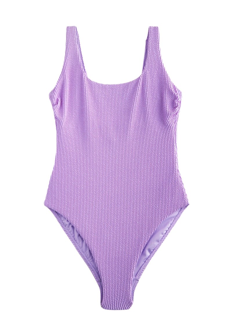 Fioletowy jednoczęściowy strój kąpielowy wykonany z teksturowanej tkaniny o prążkowanym wzorze, z szerokimi ramiączkami i wysokim wycięciem na nogi.