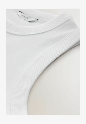 Hvid bomulds tanktop med ribbed halsudskæring og glat tekstur. Mærket "NEXT" er synligt inde i kraveområdet.