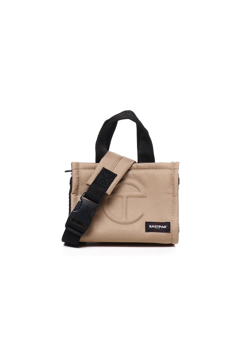 Beige Canvas-Handtasche mit schwarzen Akzenten, ausgestattet mit einem oberen Tragegriff und verstellbarem Schulterriemen, Reißverschluss sowie geprägtem Logo-Detail.
