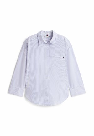Witte blouse met lange mouwen en knopen, voorzien van dunne verticale marineblauwe strepen, een borstzak en een puntige kraag, plat gelegd op een witte achtergrond.