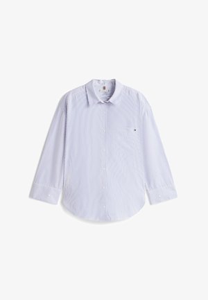 Weißes Langarm-Hemd mit knöpfen und dünnen vertikalen dunkelblauen Streifen, einer Brusttasche und einem spitzen Kragen, flach auf einem weißen Hintergrund ausgelegt.