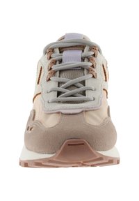 Vista frontal de una zapatilla beige y marrón claro con cordones grises sobre fondo blanco, mostrando la suela texturizada y detalles de tela.