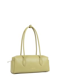 Sac à main en similicuir vert avec deux longues anses, forme rectangulaire, fermeture éclair sur le dessus et logo de la marque embossé à l'avant.