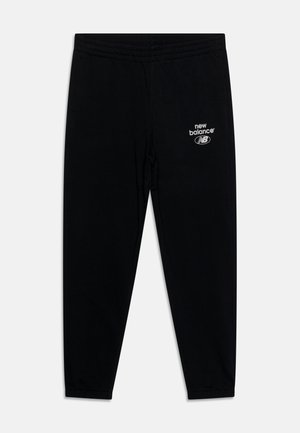 Sorte New Balance joggingbukser med elastisk talje og hvidt logo på venstre lår, vist på en ensfarvet hvid baggrund.